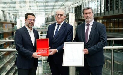 Madrid Excelente hace entrega de su sello de calidad a Endesa, de manos del Consejero de Economía, Hacienda y Empleo, Javier Fernández – Lasquetty