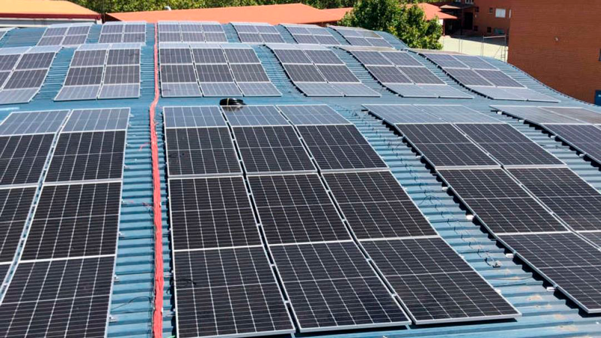 Las placas solares colocadas sobre la cubierta del colegio Alkor