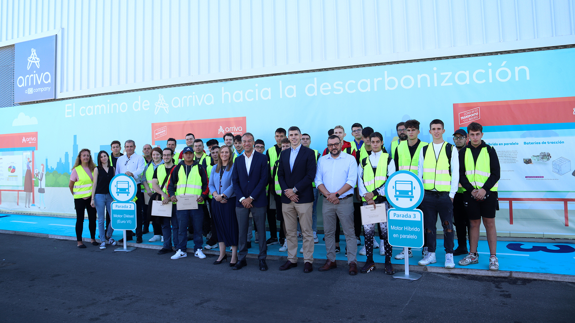 Un grupo de jóvenes junto a los representantes de Arriva Spain, de izquierda a derecha: Sian Leydon, directora de Arriva para Europa Continental; Antonio Cendrero, consejero delegado de Arriva Spain; Francisco Vilches, director de Arriva Madrid y Carlos Crespo, director de Ingeniería de Arriva Spain.