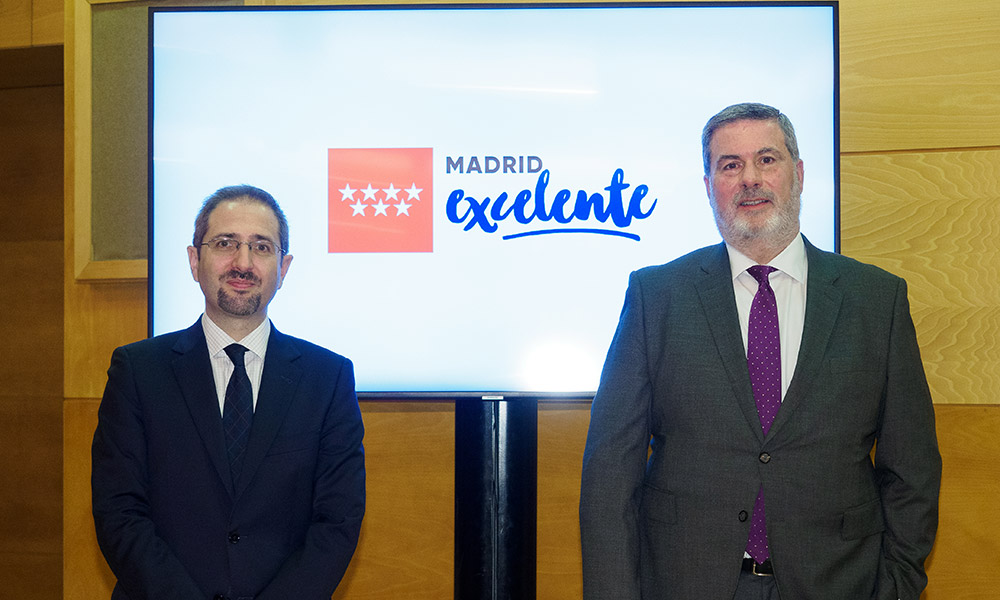 El viceconsejero de Economía, Manuel Llamas y el director general de la Fundación Madrid por la Competitividad, Rafael Barberá, posan ante el nuevo logotipo de Madrid Excelente.