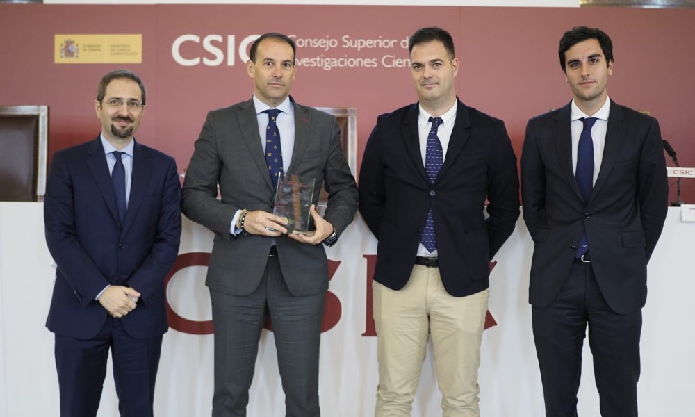 Manuel Llamas, viceconsejero de Economía, junto a los representantes de Navantia: Ignacio del Pino Sanz, director de Motores, Luis Richarte García, responsable de Planificación Operativa y Seguimiento Económico y Pablo Server Moreno, responsable de Estrategia y Planificación Operativa.