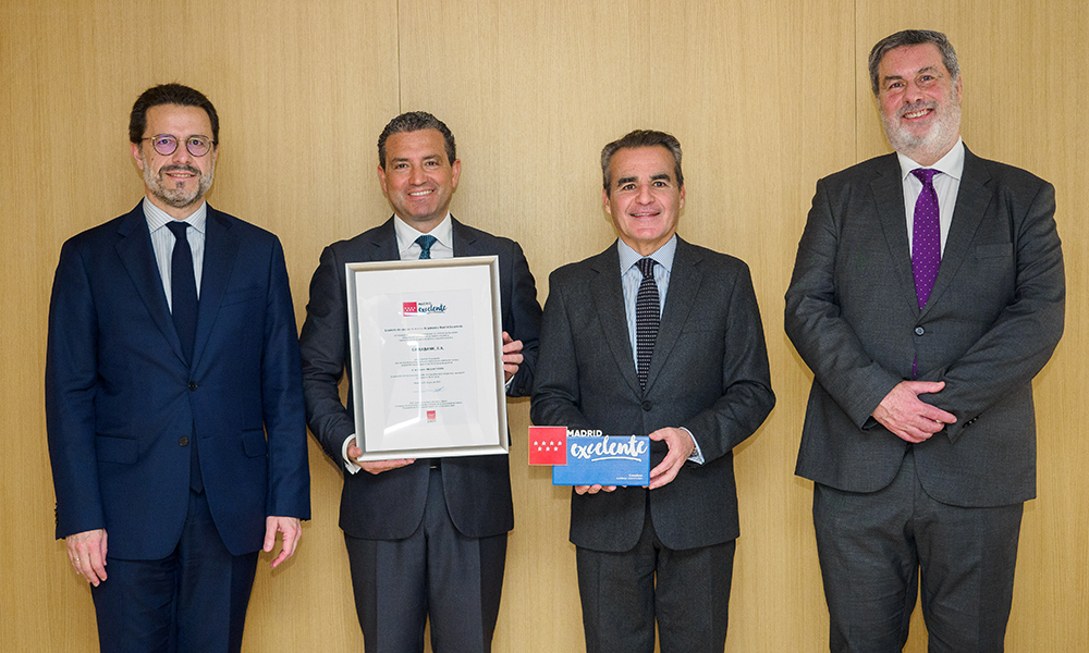 El equipo de Caixabank posa junto a Rafael Barberá, director general de Madrid Excelente, y el consejero de Economía, Javier Fernández-Lasquetty