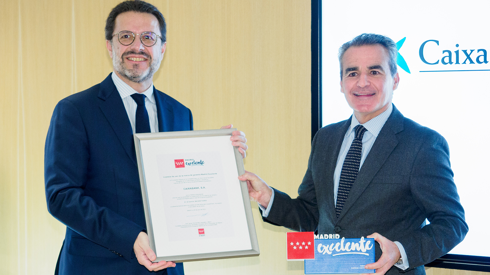 Javier Fernández-Lasquetty hace entrega del sello Madrid Excelente a Rafael Herrador, Director Territorial de Caixabank Madrid.