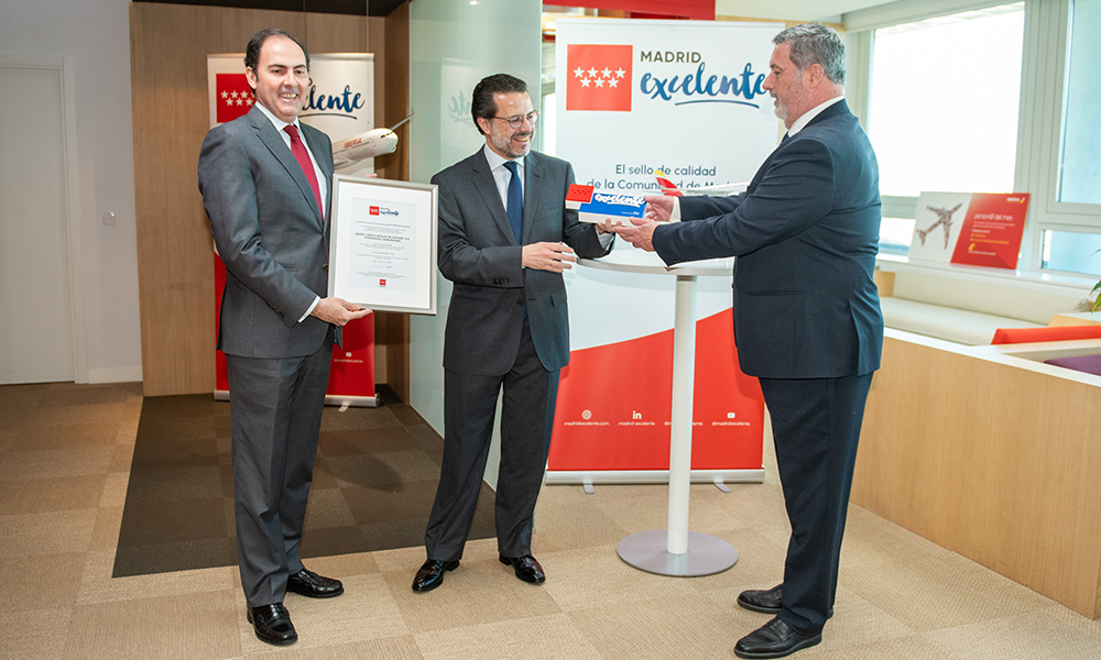 Javier Sánchez-Prieto, presidente de Iberia, recibe el sello Madrid Excelente de manos de Javier Fernández-Lasquetty, consejero de Economía, Hacienda y Empleo y Rafael Barberá, director general de la Fundación Madrid por la Competitividad.