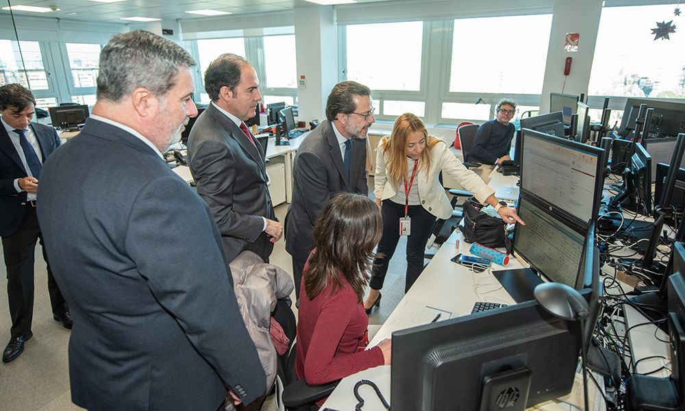 Javier Sánchez-Prieto, presidente de Iberia, Javier Fernández-Lasquetty, consejero de Economía, Hacienda y Empleo y Rafael Barberá, director general de la Fundación Madrid por la Competitividad; durante la visita al centro de control de operaciones de la aerolínea