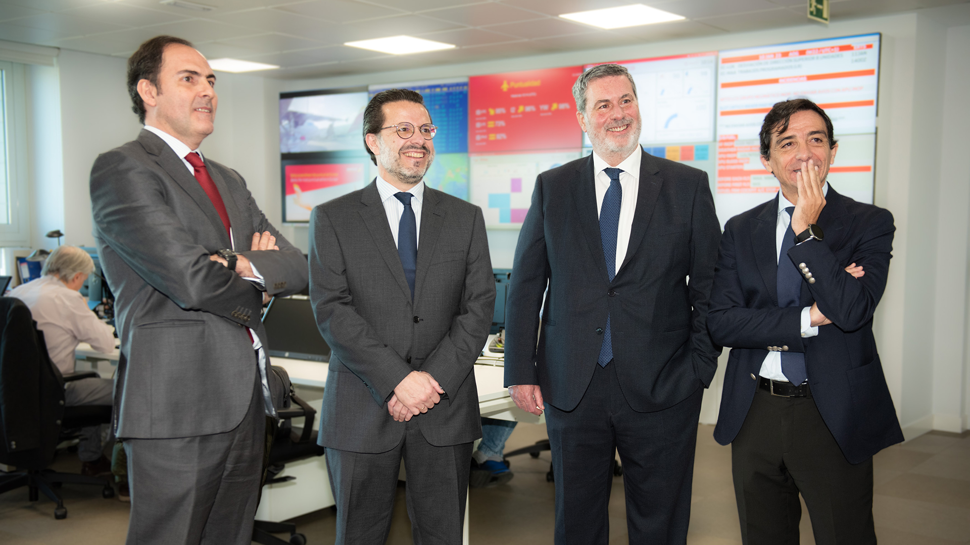 Javier Sánchez-Prieto, presidente de Iberia, Javier Fernández-Lasquetty, consejero de Economía, Hacienda y Empleo; Rafael Barberá, director general de la Fundación Madrid por la Competitividad y Rafael Jiménez-Hoyos, director de Producción de Iberia; durante la visita al centro de control de operaciones de la aerolínea