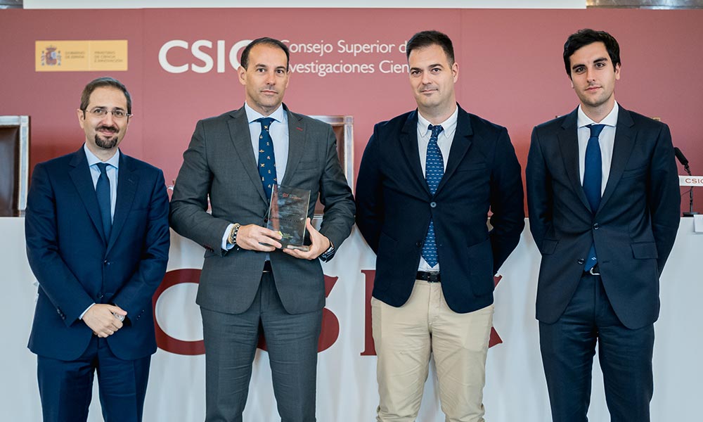 El viceconsejero de Economía, Manuel Llamas, entrega el Premio QIA en su fase nacional a tres trabajadores de Navantia.