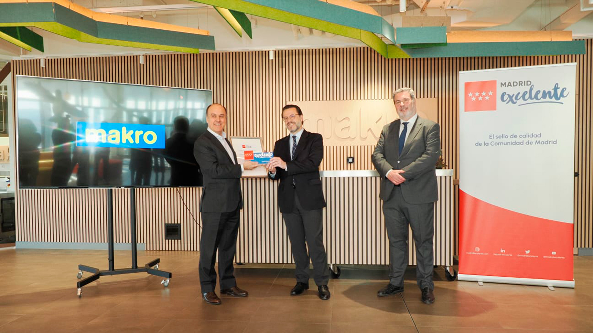 El consejero de Economía, Hacienda y Empleo y el director general de la Fundación Madrid por la Competitividad, Rafael Barberá, entregan al CEO de Makro el sello Madrid Excelente.
