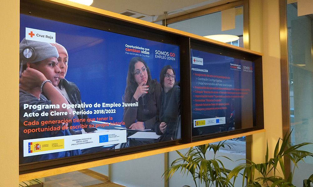Una pantalla muestra la imagen de presentación de resultados del Programa Operativo de Empleo Juvenil de Cruz Roja