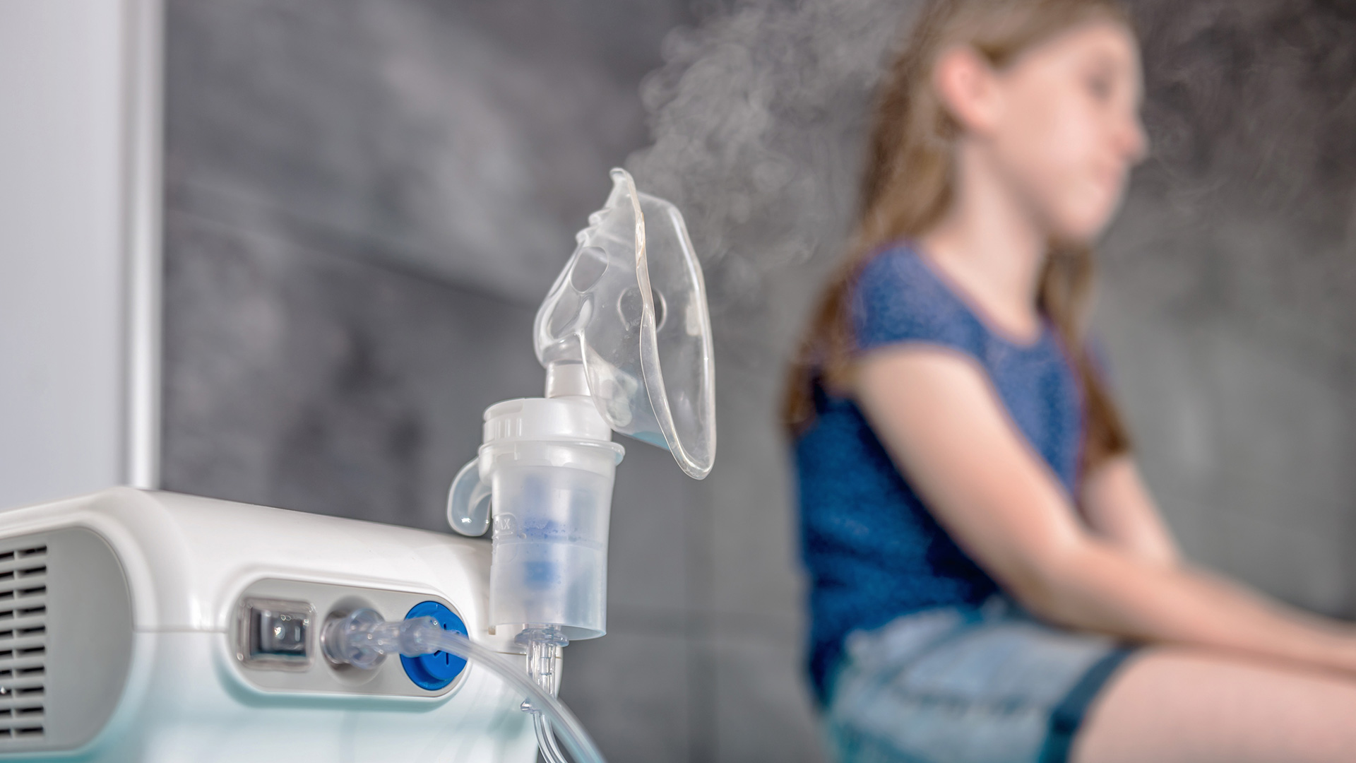 Un aparato suelta vapor de oxígeno junto a una niña.