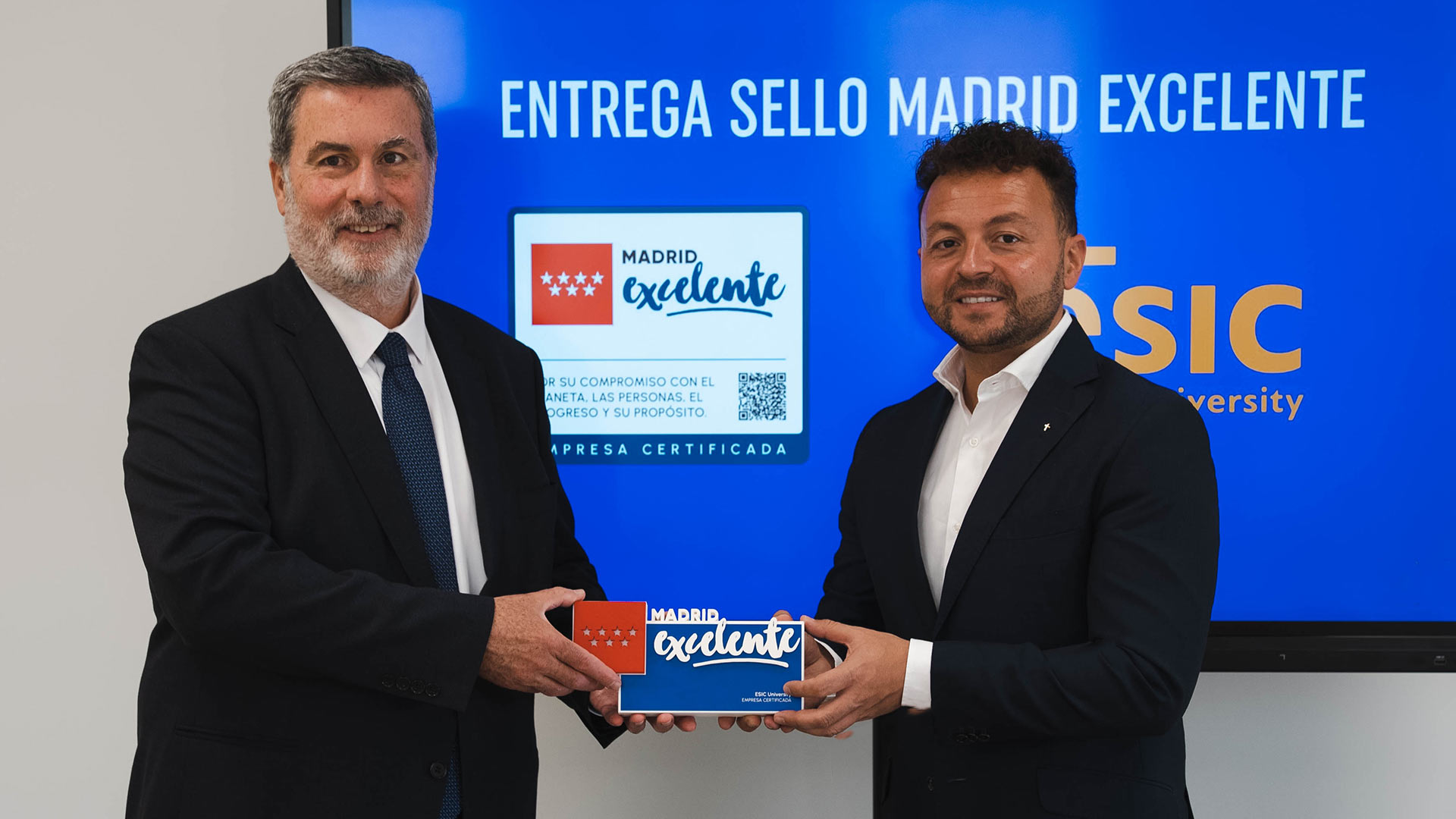 El director general de Madrid Excelente, Rafael Barberá entrega el sello a Eduardo Gómez, presidente de ESIC