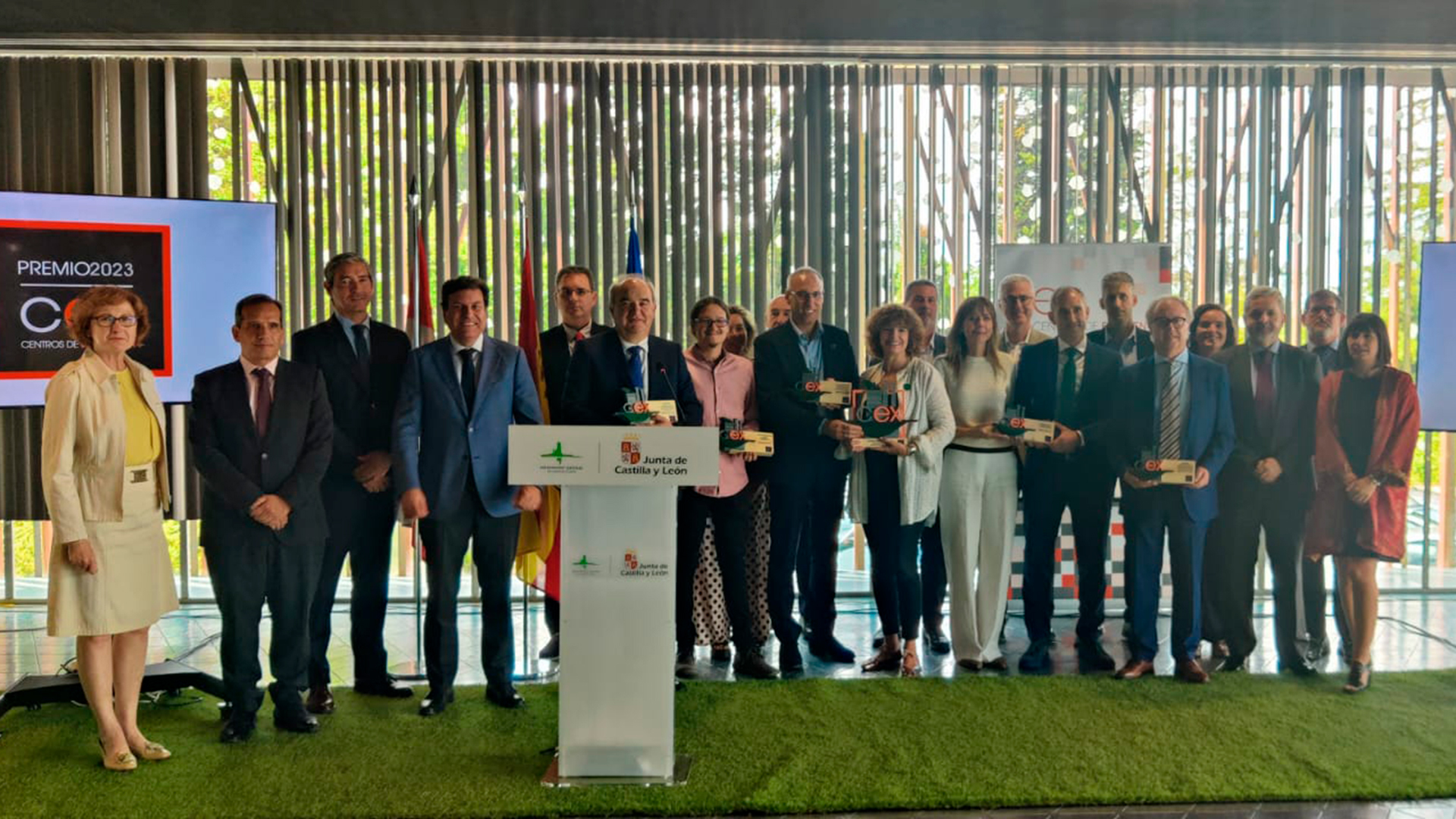 Los representantes de los centros CEX posan junto a los ganadores de la XXIII edición.