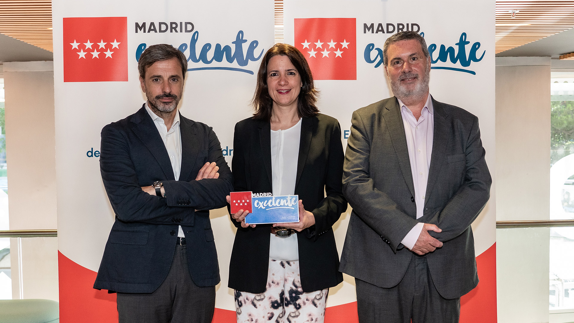 El director general de Ilunion Lavanderías, David López; Virginia Núñez Martín dirección de Transformación y Organización Interna de Ilunion; y Rafael Barberá, director general de la Fundación Madrid por la Competitividad - Madrid Excelente.