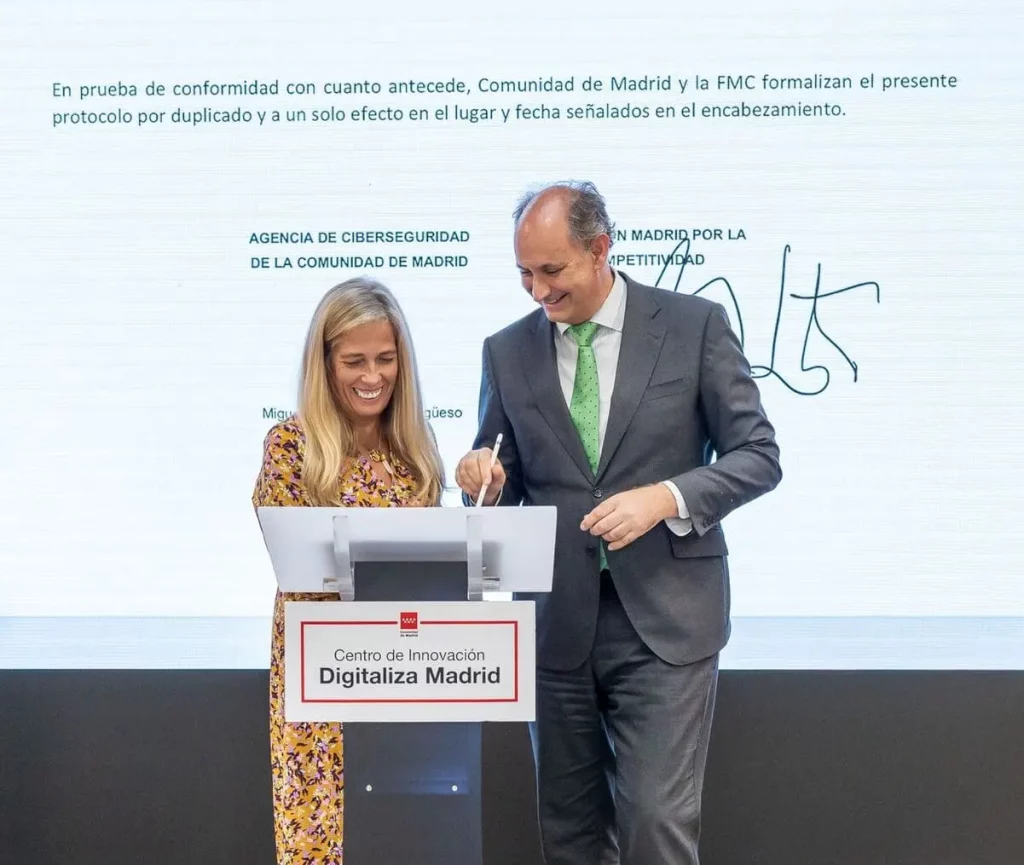 Acto de entrega del acuerdo institucional entre la Comunidad de Madrid y la Fundación Madrid por la Competitividad para crear el nuevo sello de excelencia en ciberseguridad.