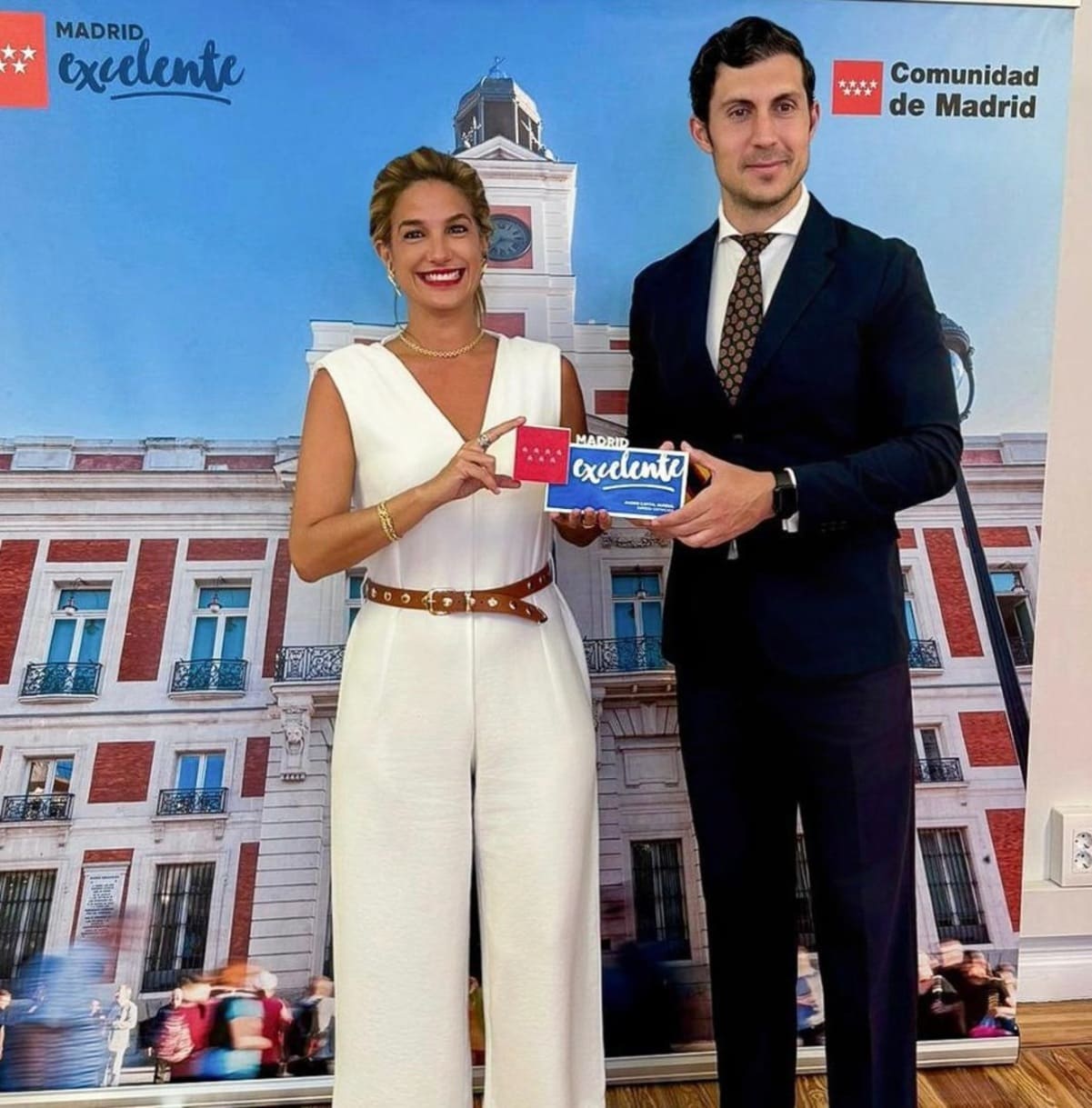 Entrega de la Placa Madrid Excelente. Durante el acto la directora general de Madrid Excelente Elena Mantilla, ha hecho entrega del sello al Presidente de Madrid Capital Mundial, David Garcia