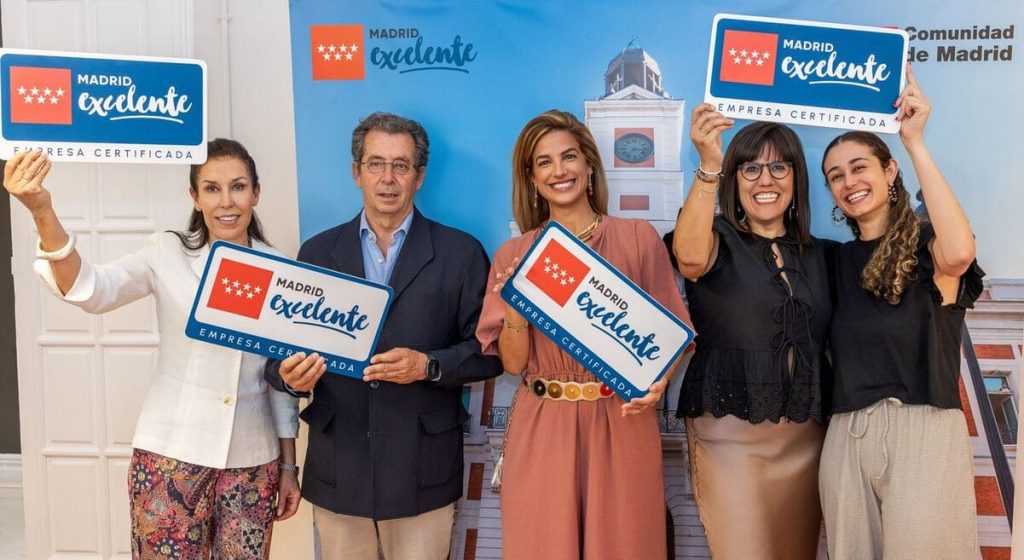 Entrega de la placa Madrid Excelente al equipo de Funprodami