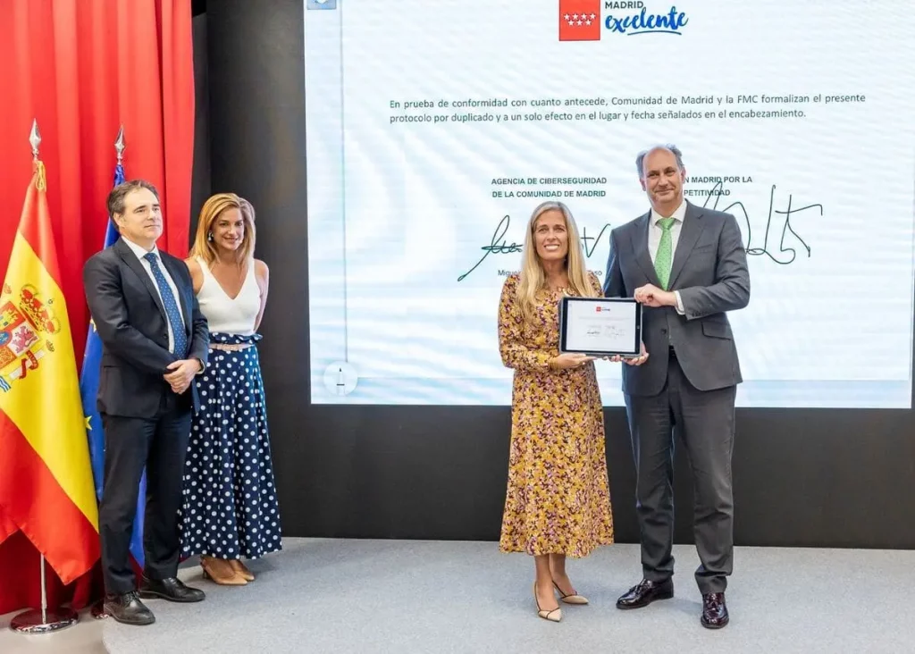 La consejera Rocío Albert y el consejero Miguel López-Valverde firman el acuerdo para impulsar el sello de excelencia en ciberseguridad como parte del programa Madrid Excelente
