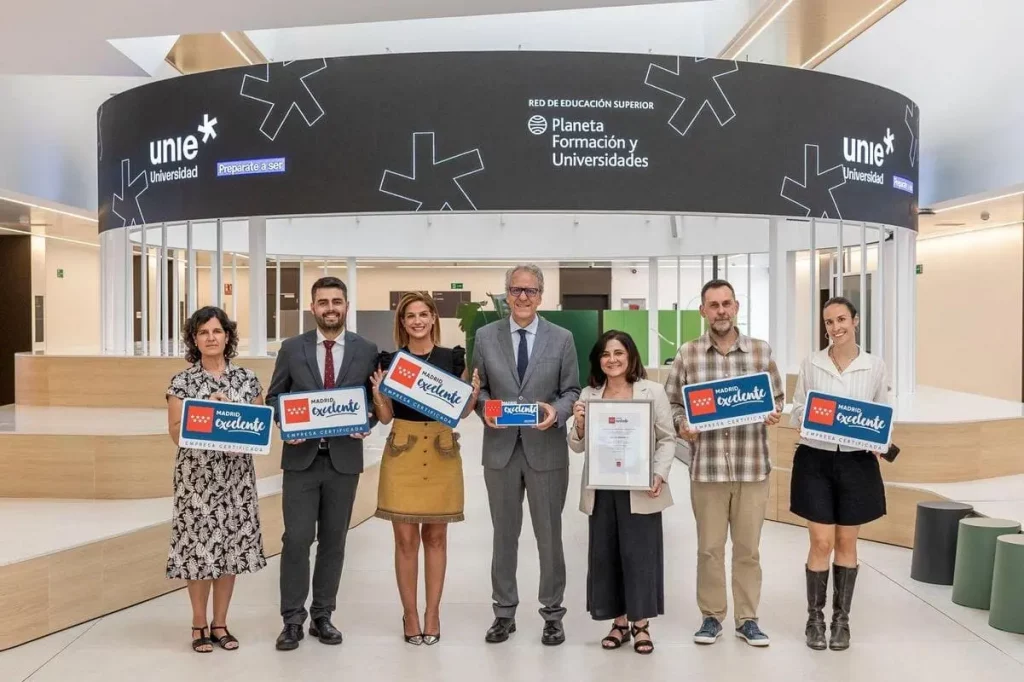 Foto de familia de la entrega del sello Madrid Excelente al equipo de UNIE Universidad, perteneciente a Planeta Formación y Universidades.