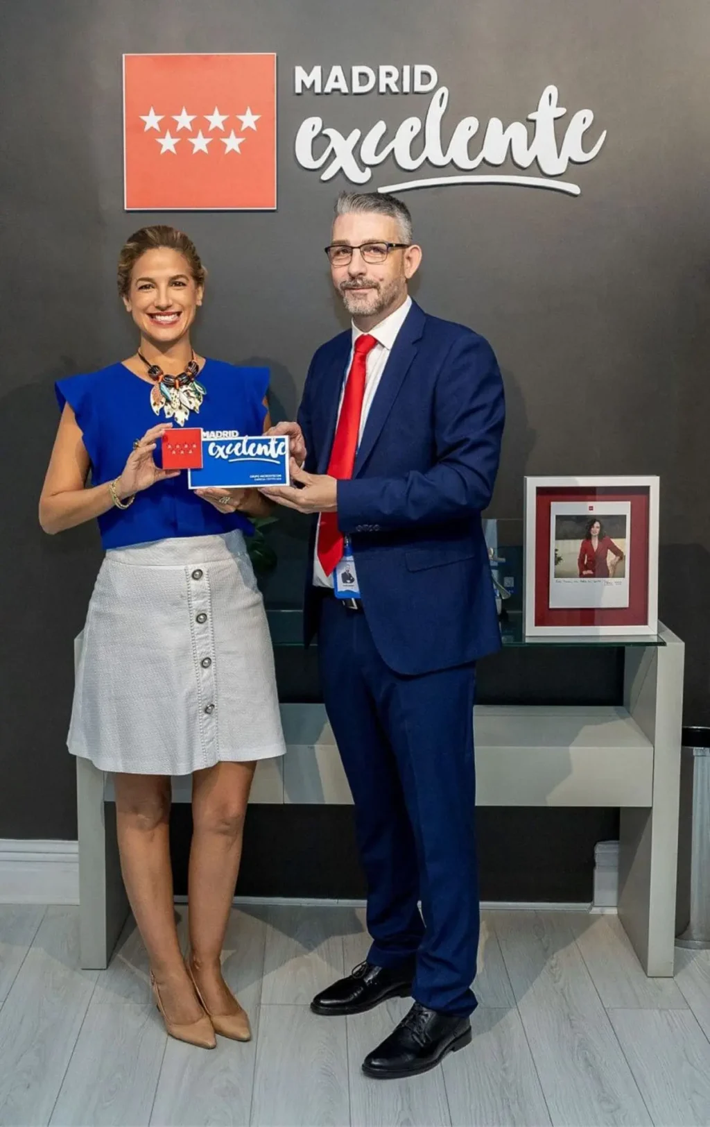 Elena Mantilla, directora general de Madrid Excelente, entrega a David Centeno Ordás, CEO de Microsyscom, el sello de calidad que acredita la excelencia de la compañía en su 20º aniversario